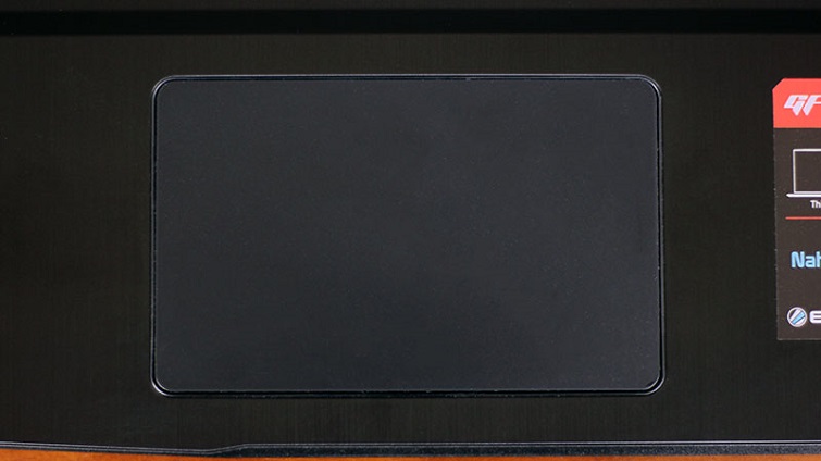 Bề mặt touchpad được thiết kế mịn
