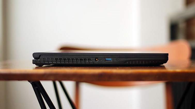 Cạnh trái của máy