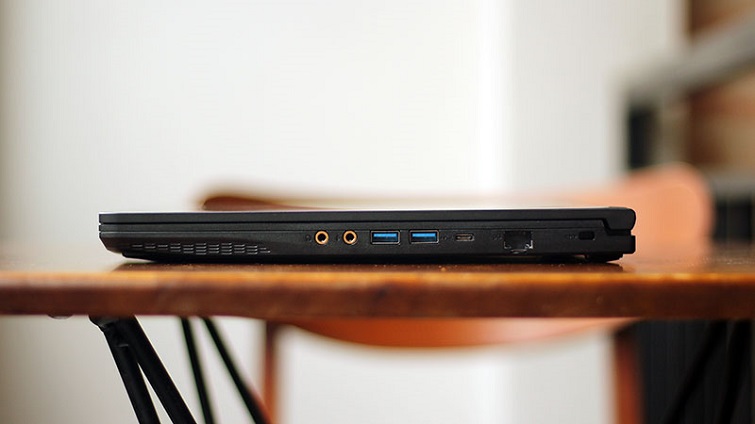 Cạnh phải của máy