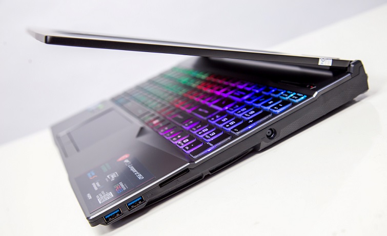 Cạnh phải của máy