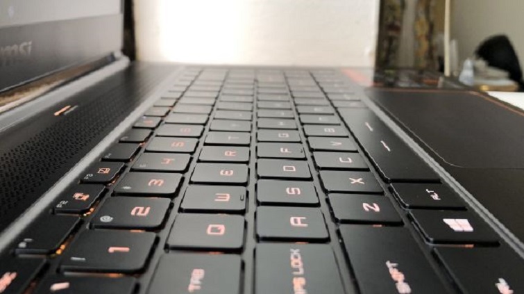 Bàn phím - Touchpad đa điểm lớn hơn, mượt mà hơn