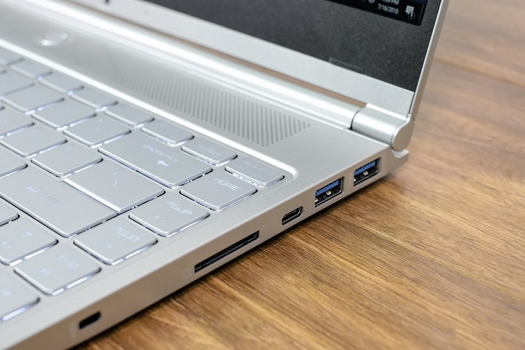 Các cổng được chia đều hai bên cạnh máy