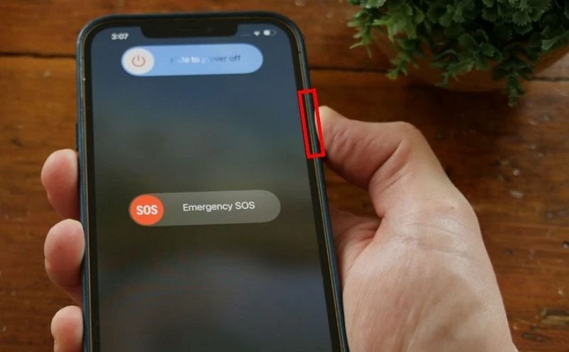 Nhấn giữ vào nút sườn