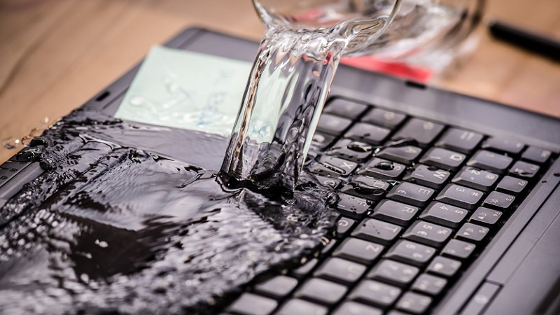 Vì sao bạn nên hạn chế để nước vào bàn phím laptop? Vì sao bạn nên hạn chế để nước vào bàn phím laptop?
