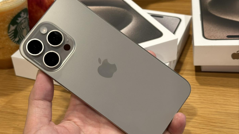 pin-iphone-15-pro-max