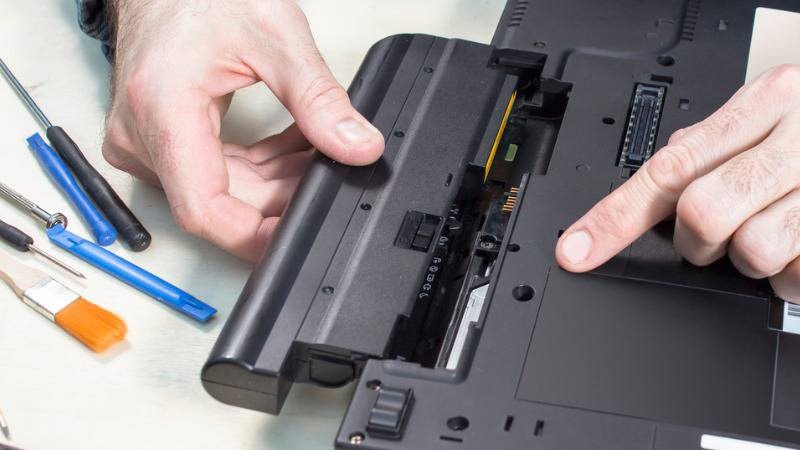 pin-laptop-bi-dau-cheo-do-4