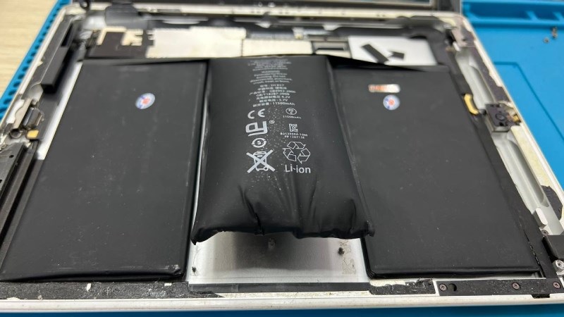 Cận cảnh đáy laptop bị phồng, đội lên so với bề mặt phẳng ban đầu Cận cảnh đáy laptop bị phồng, đội lên so với bề mặt phẳng ban đầu