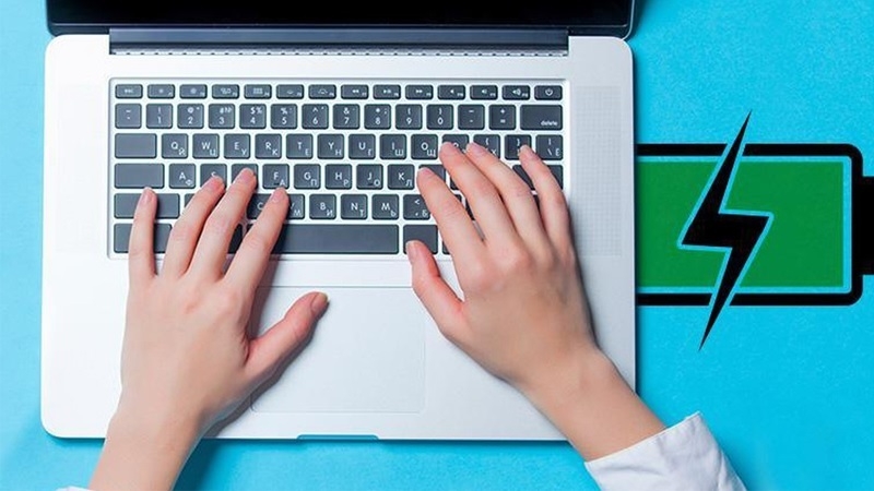 Tại sao laptop báo pin đầy nhưng rút sạc thì tự tắt?