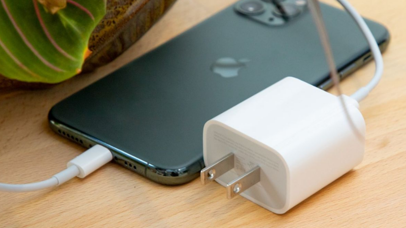 Sạc Pin iPhone Lần Đầu Có Cần Kích Hoạt Không