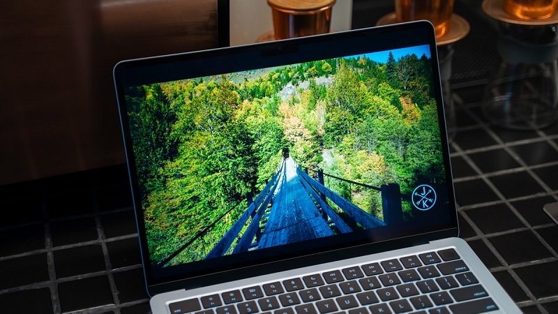 Pin: MacBook Air M4 hay Pro M4 dùng được lâu hơn?