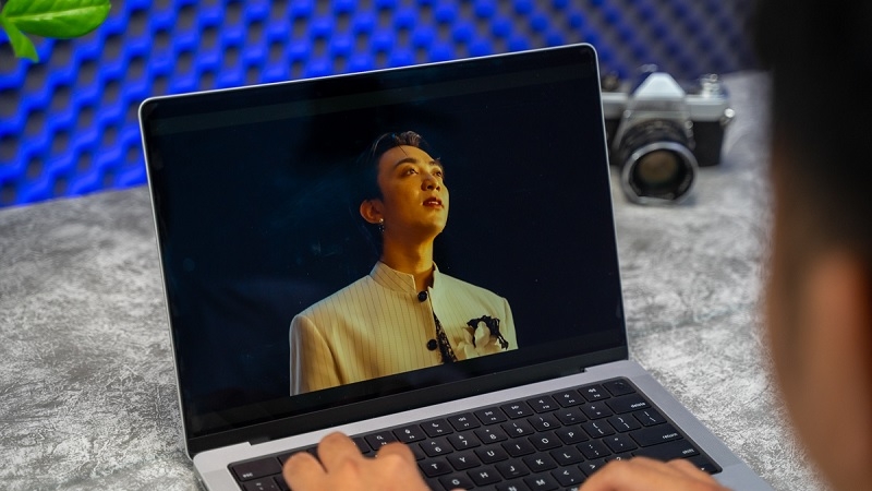 Pin: MacBook Air M4 hay Pro M4 dùng được lâu hơn?