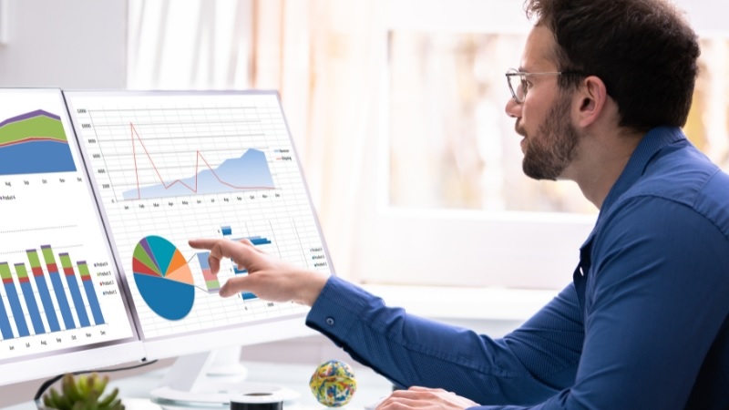 Giao diện Excel với công cụ Solver được đánh dấu trên thanh công cụ Data Giao diện Excel với công cụ Solver được đánh dấu trên thanh công cụ Data