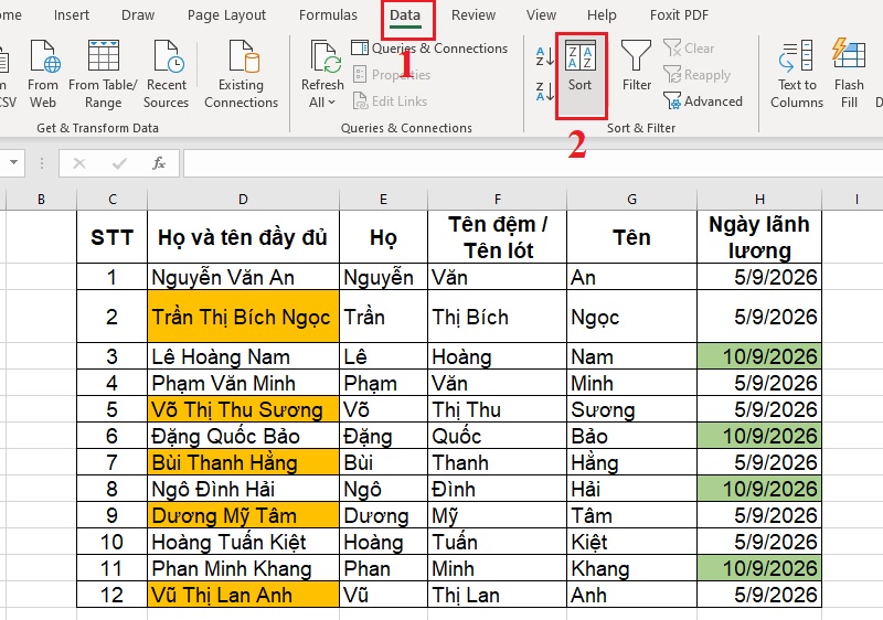 Vị trí thẻ Data và nhấn tiếp Sort trên thanh công cụ Excel