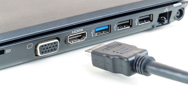 Cắm cáp HDMI vào laptop để kết nối màn hình thứ hai Cắm cáp HDMI vào laptop để kết nối màn hình thứ hai