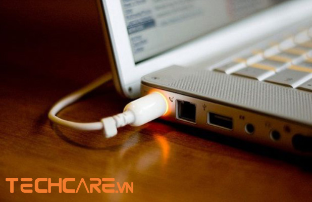 Khi cắm sạc bạn hãy để ý máy có báo đã sạc bình thường hay không?