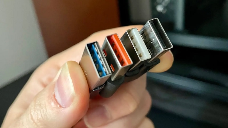 Vệ sinh cổng USB bằng tăm bông và kiểm tra đầu cắm USB Vệ sinh cổng USB bằng tăm bông và kiểm tra đầu cắm USB