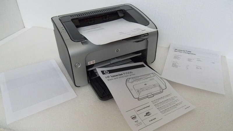 Máy in HP LaserJet P1006 đặt trên bàn làm việc