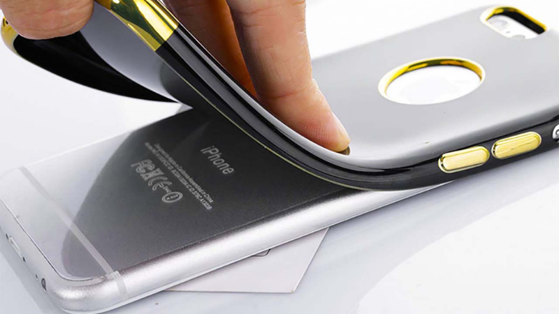 Tháo ốp lưng nếu máy nóng bất thường khi sạc