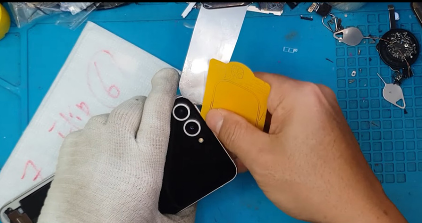 thay-kinh-samsung-z-flip-6-tai-da-nang