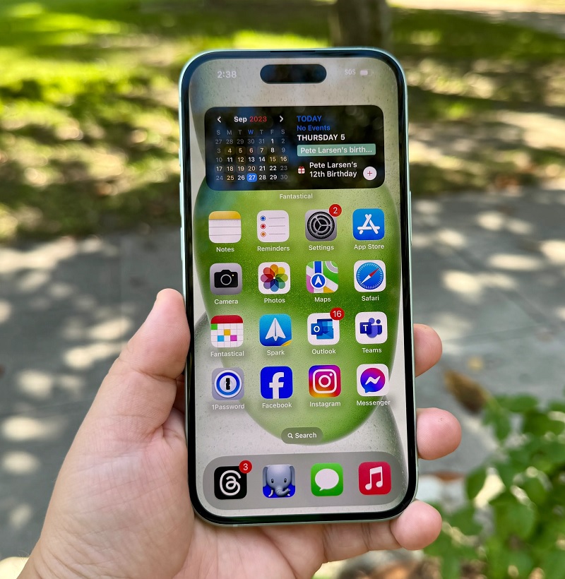 thay-man-hinh-iphone-15