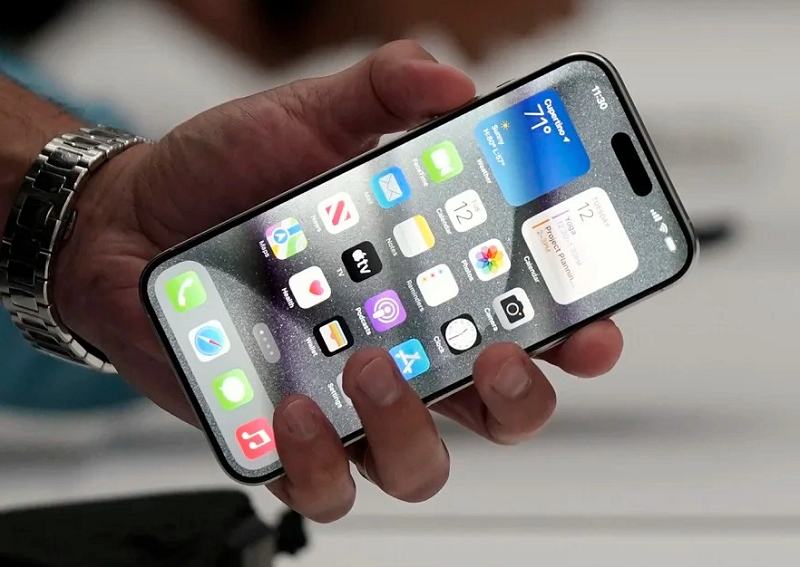thay-mat-kinh-iphone-15