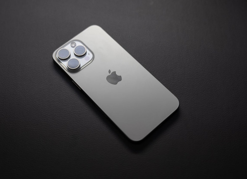 hay-mat-kinh-iphone-15-pro