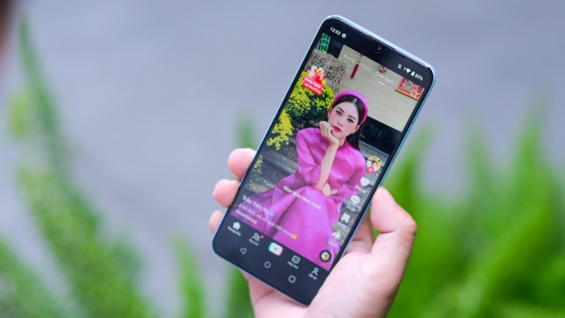 Dấu hiệu và nguyên nhân cần thay mặt kính Realme C60