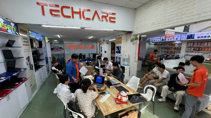 thay-mat-kinh-realme-c65-tai-techcare