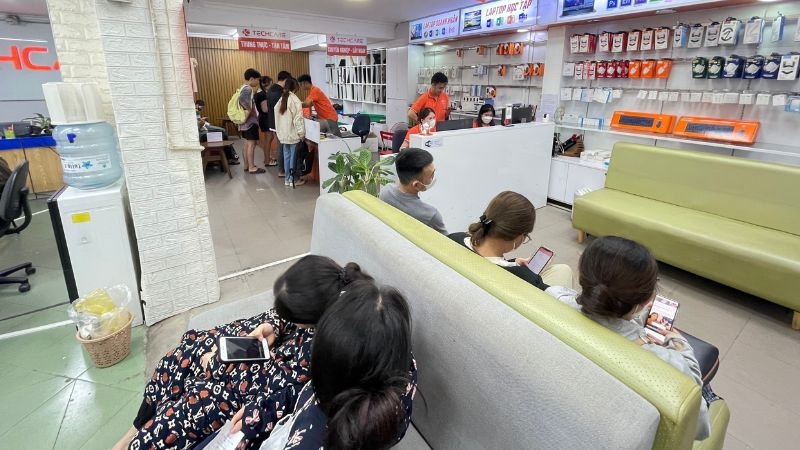 thay-mat-kinh-samsung-a55-tai-techcare