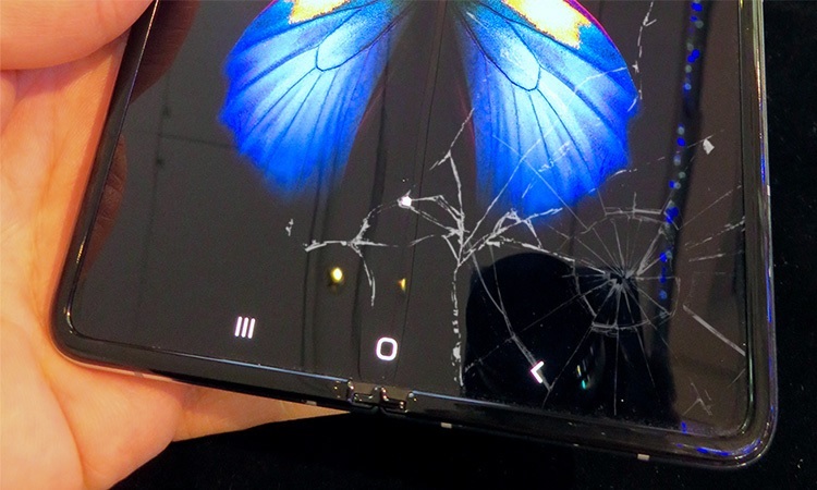 Dấu hiệu cần thay mặt kính Samsung Galaxy Z Fold 2