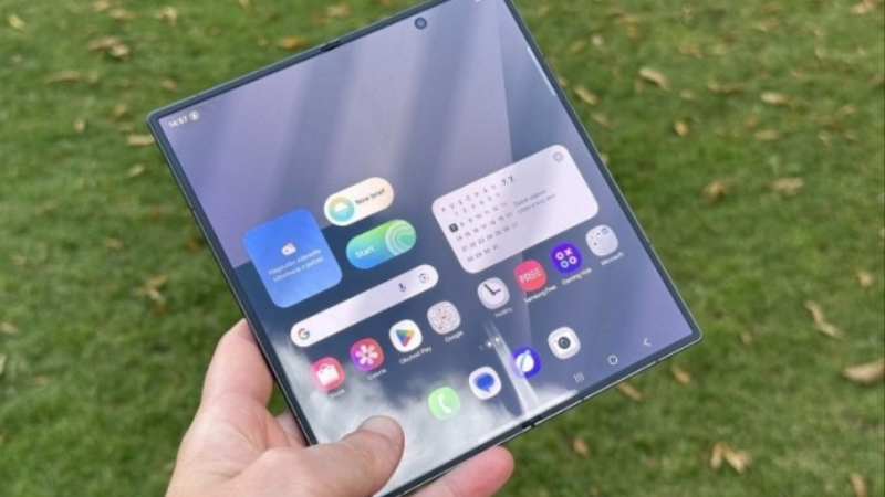 thay-mat-kinh-samsung-galaxy-z-fold-8-techcare
