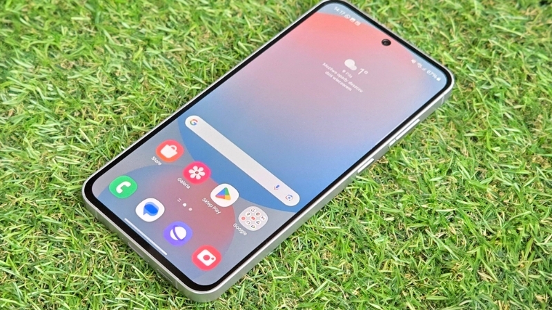 thay-mat-kinh-samsung-s24-fe-1