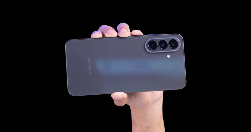 thay-nap-lung-dien-thoai-samsung-1