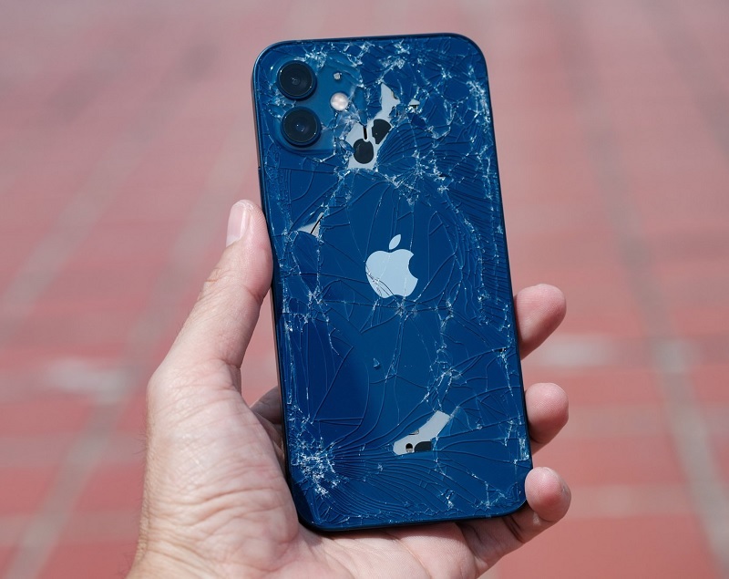 Dấu hiệu cho thấy bạn cần thay nắp lưng iPhone 12