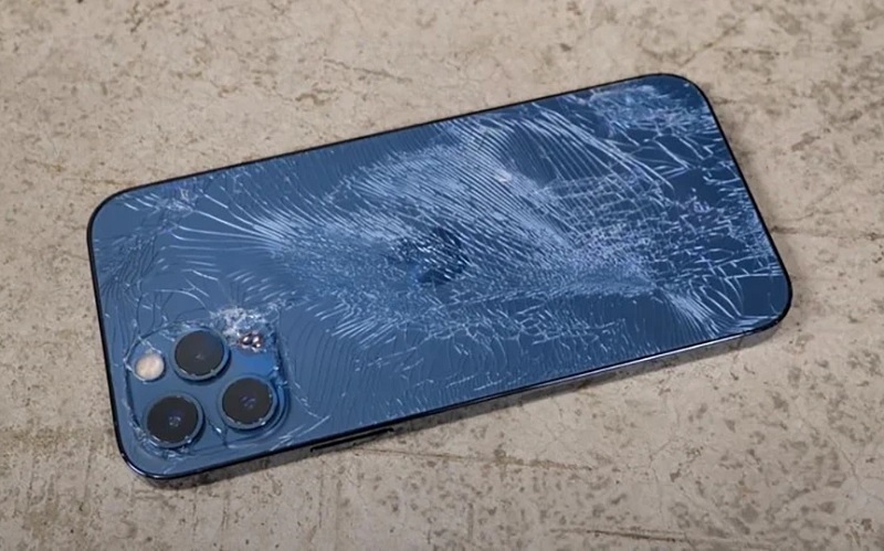 Khi nào thì bạn nên thay nắp lưng iPhone 12 Pro?