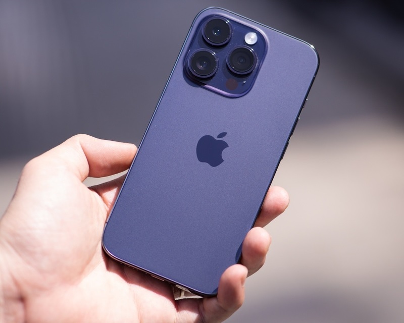 thay-nap-lung-iphone-14-pro