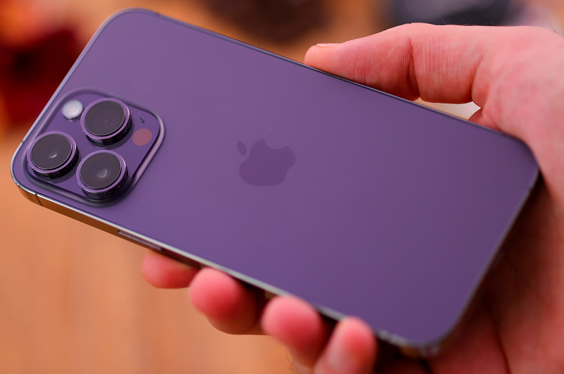 thay-nap-lung-iphone-14-pro-max