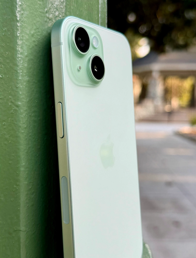 thay-nap-lung-iphone-15