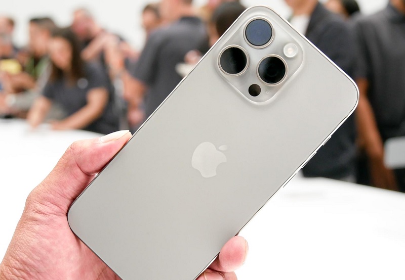 thay-nap-lung-iphone-15-pro