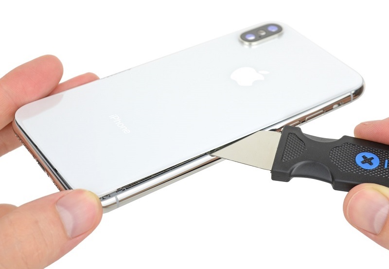 Nguyên nhân và dấu hiệu cho bạn nhận biết điện thoại iPhone X cần thay nắp lưng