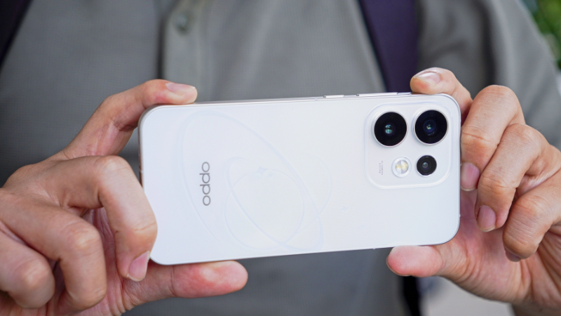thay nắp lưng OPPO Reno16 5G (1)
