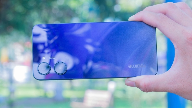 Khi nào cần thay nắp lưng Realme 10?