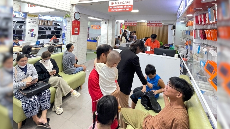 thay-nap-lung-realme-11-pro-tai-techcare