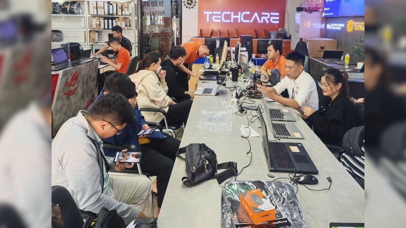 thay-nap-lung-realme-11-tai-techcare