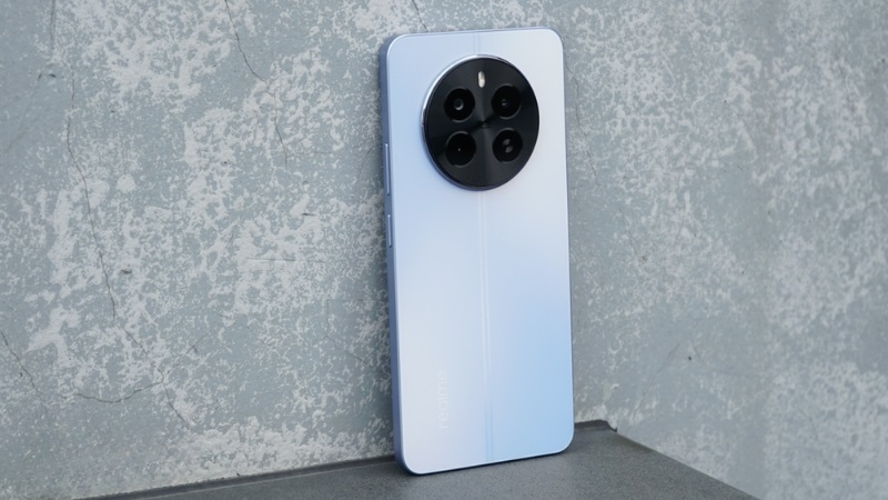 Dấu hiệu và nguyên nhân cần thay nắp lưng Realme 12