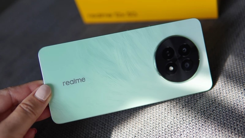 Khi nào cần thay nắp lưng Realme 12x 5G?