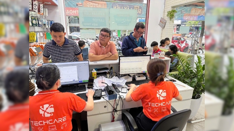 thay-nap-lung-samsung-a16-5g-2