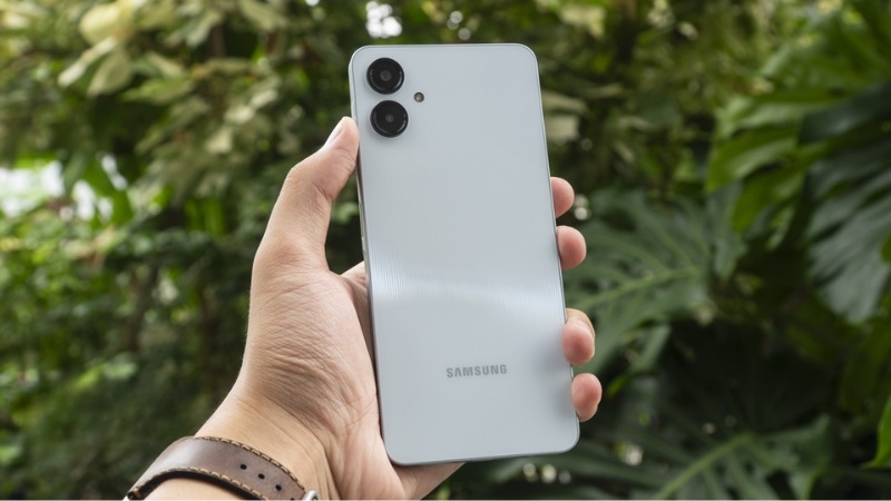 Khi nào cần thay nắp lưng Samsung Galaxy A06?