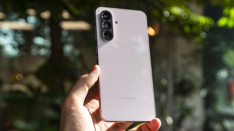 Khi nào cần thay nắp lưng Samsung Galaxy A56 5G?