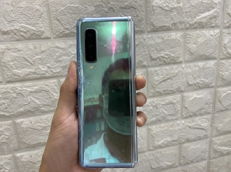 Dấu hiệu cần thay kính lưng - Thay nắp lưng samsung Galaxy Fold